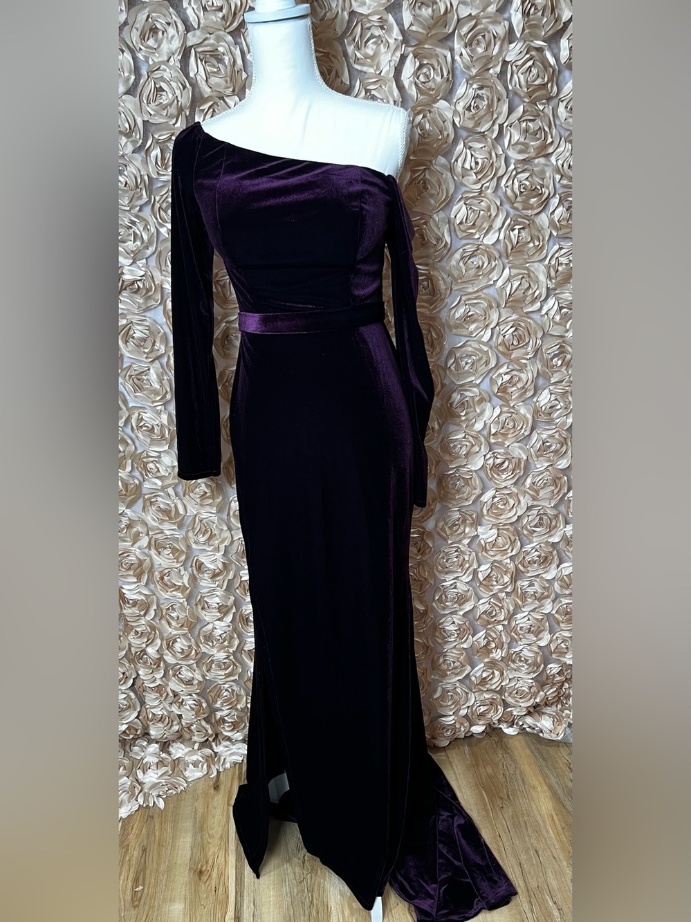 Elegant One-Shoulder Velvet Evening Gown - Deep Plum
🚨 NEW WITHOUT TAGS🚨